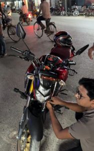 নিজ মোটরসাইকেল থেকে অবৈধ এলইডি লাইট খুলে যৌথ বাহিনীর হাতে তুলে দিচ্ছেন মোটরসাইকেল চালক