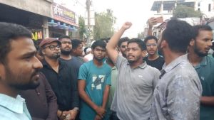 ফ্যাসিবাদ বিরোধী জাতীয় ঐক্যের ব্যানারে সমবেত হওয়া ছাত্র জনতা স্লোগান দিচ্ছে আওয়ামী লীগ নিষিদ্ধের জন্য