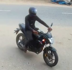 দরিদ্র ভ্যান চালকের মোবাইল নিয়ে পালানো প্রতারক