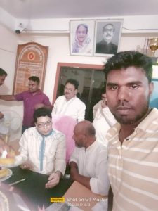 সাবেক মন্ত্রী ফরহাদ হোসেনের সঙ্গে ছবি তুলে সামাজিক মাধ্যমে ছড়িয়ে রাজনৈতিক প্রভাবশালী পরিচয় তৈরি করেন